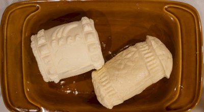 Na tym zdjęciu pokazano dwa zrobione sery, jeden jest z mleka pochodzącego z bezpośredniego udoju a drugi, jaśniejszy z mleka sklepowego.